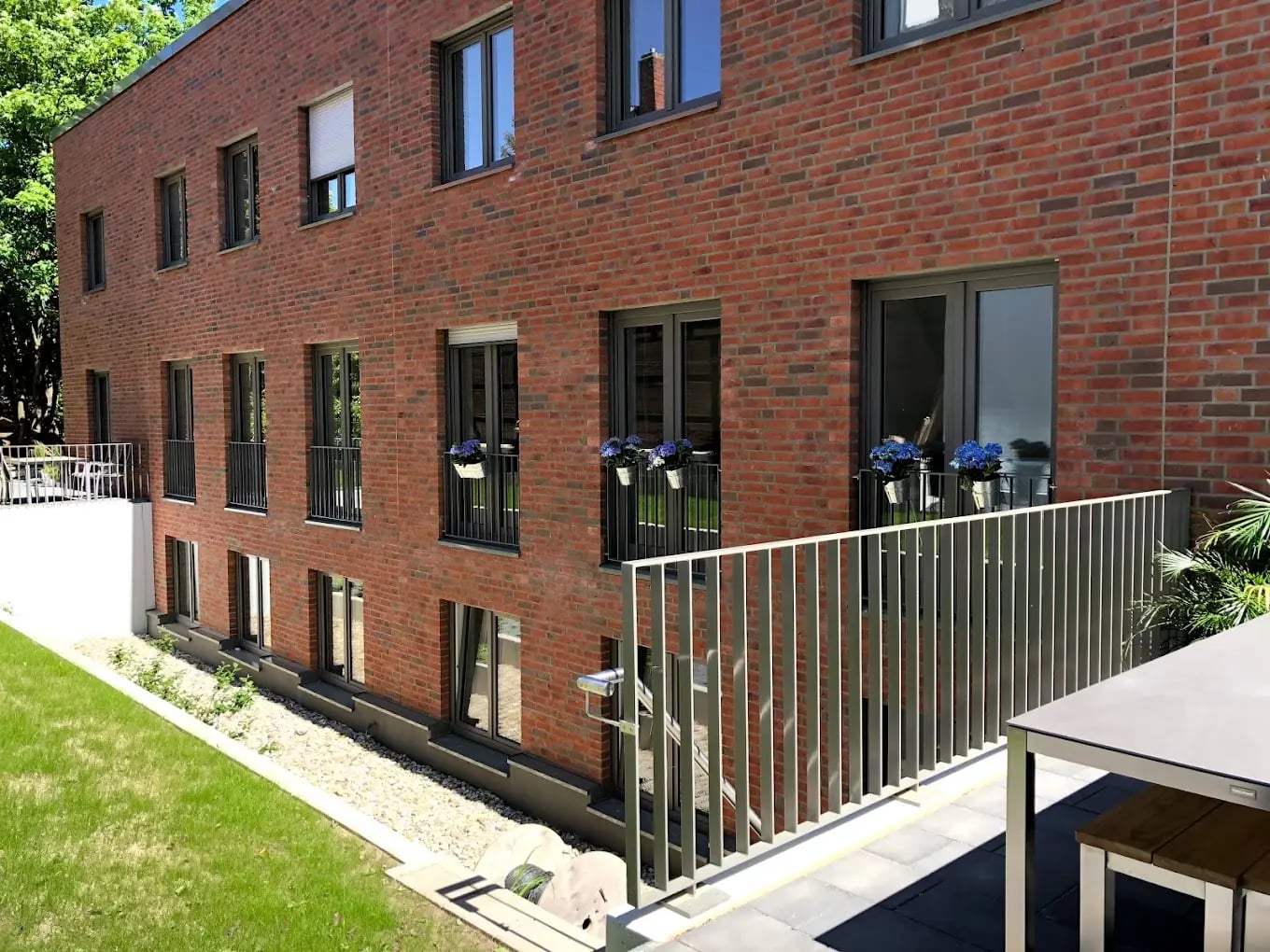 Backsteinfassade des Seminarzentrums Kronenstraße 13 in Hannover mit Terrasse im Hinterhof
