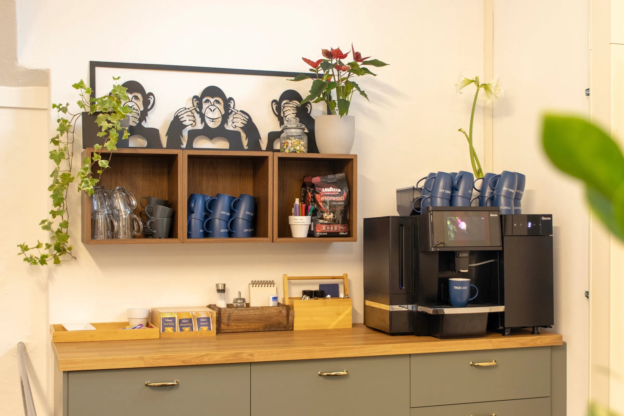 Kaffeestation im Maschinenraum Hannover mit Vollautomat, Tassen und Wandregal