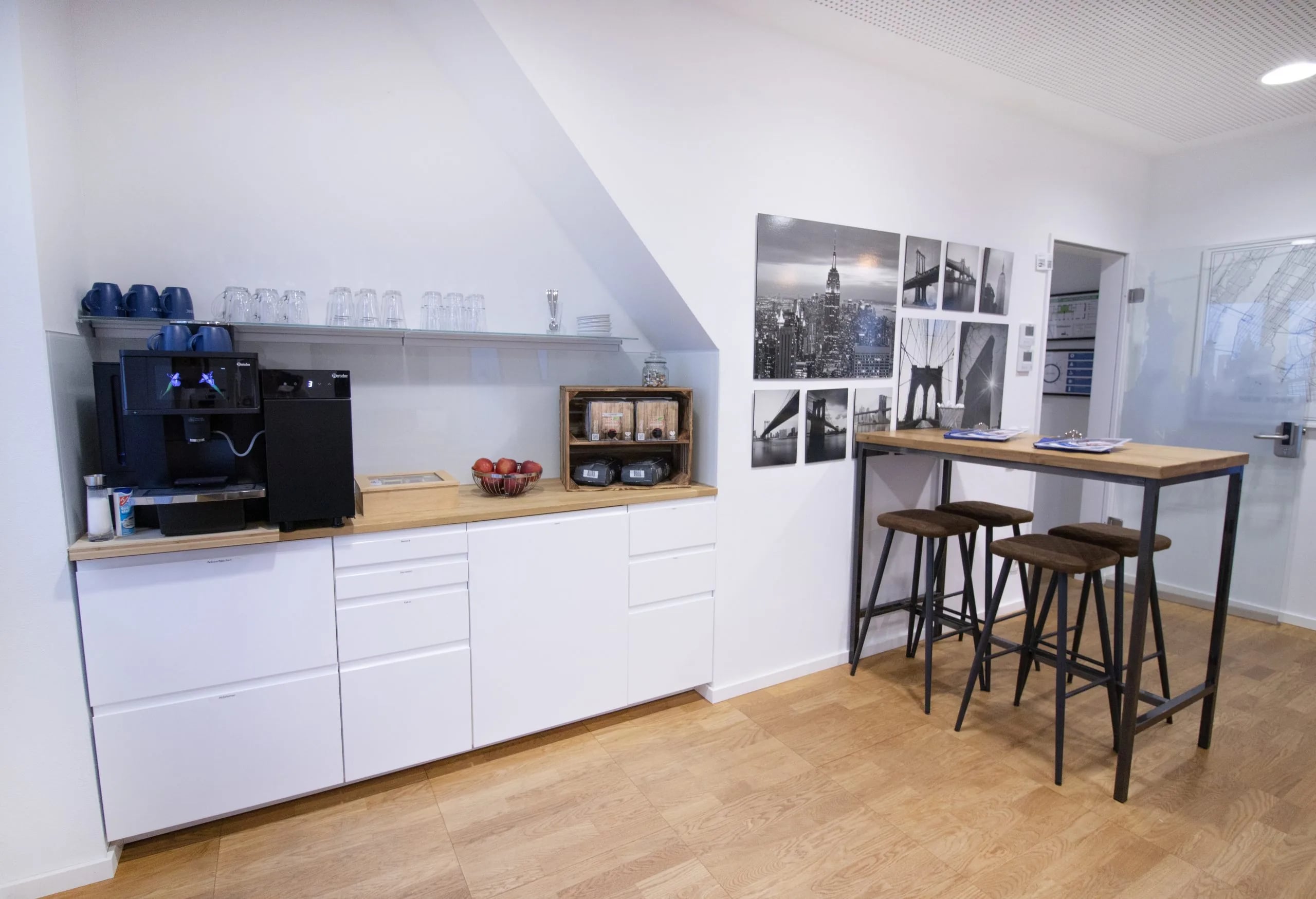 Küchenzeile im Seminarzentrum Kronenstraße 13 Hannover mit Kaffeemaschine und New-York-Motiven