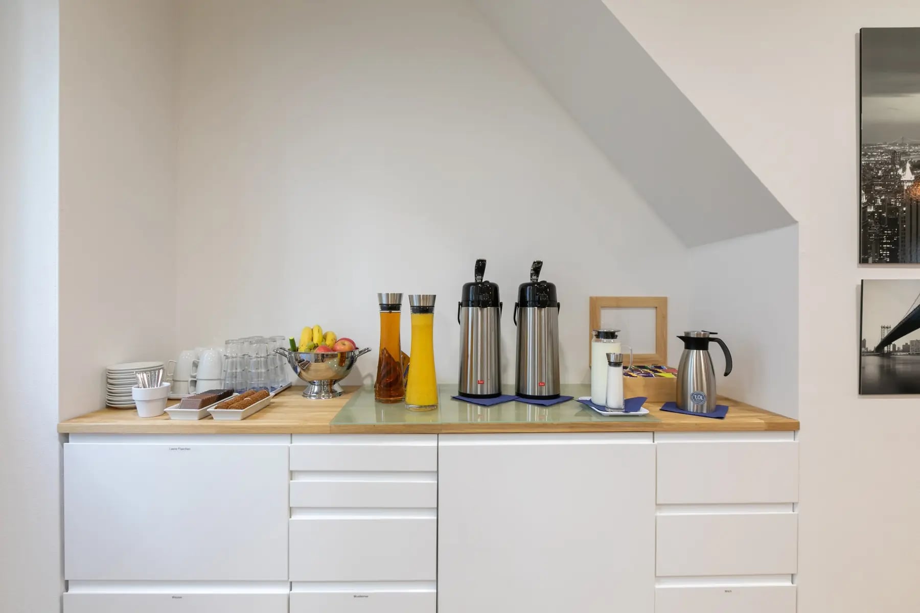 Sideboard mit Thermoskannen, Geschirr und Obst im Seminarzentrum Kronenstraße 13 Hannover