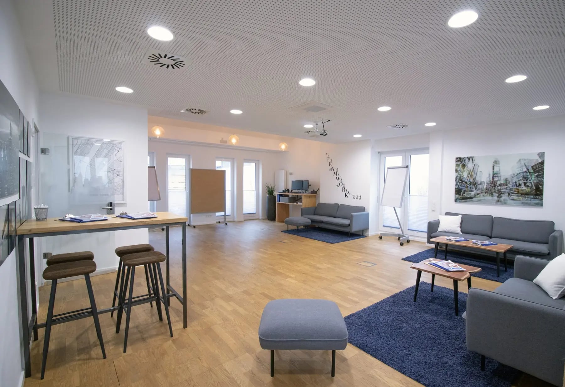 Blick durch den Seminarraum New York in Hannover auf Loungebereich und Stehtisch