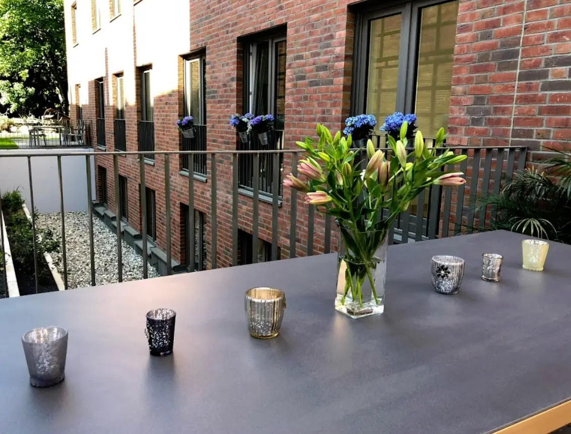 Gedeckter Tisch im begrünten Innenhof der Kronenstraße 13 in Hannover
