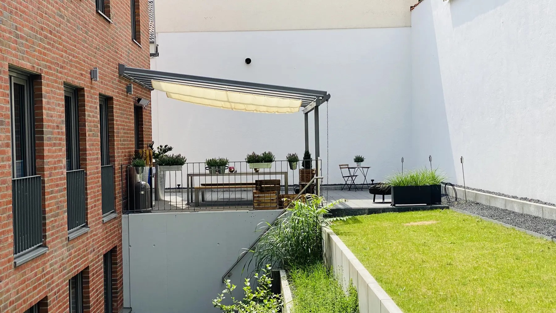 Überdachte Terrasse im Innenhof des Seminarzentrums Kronenstraße 13 in Hannover
