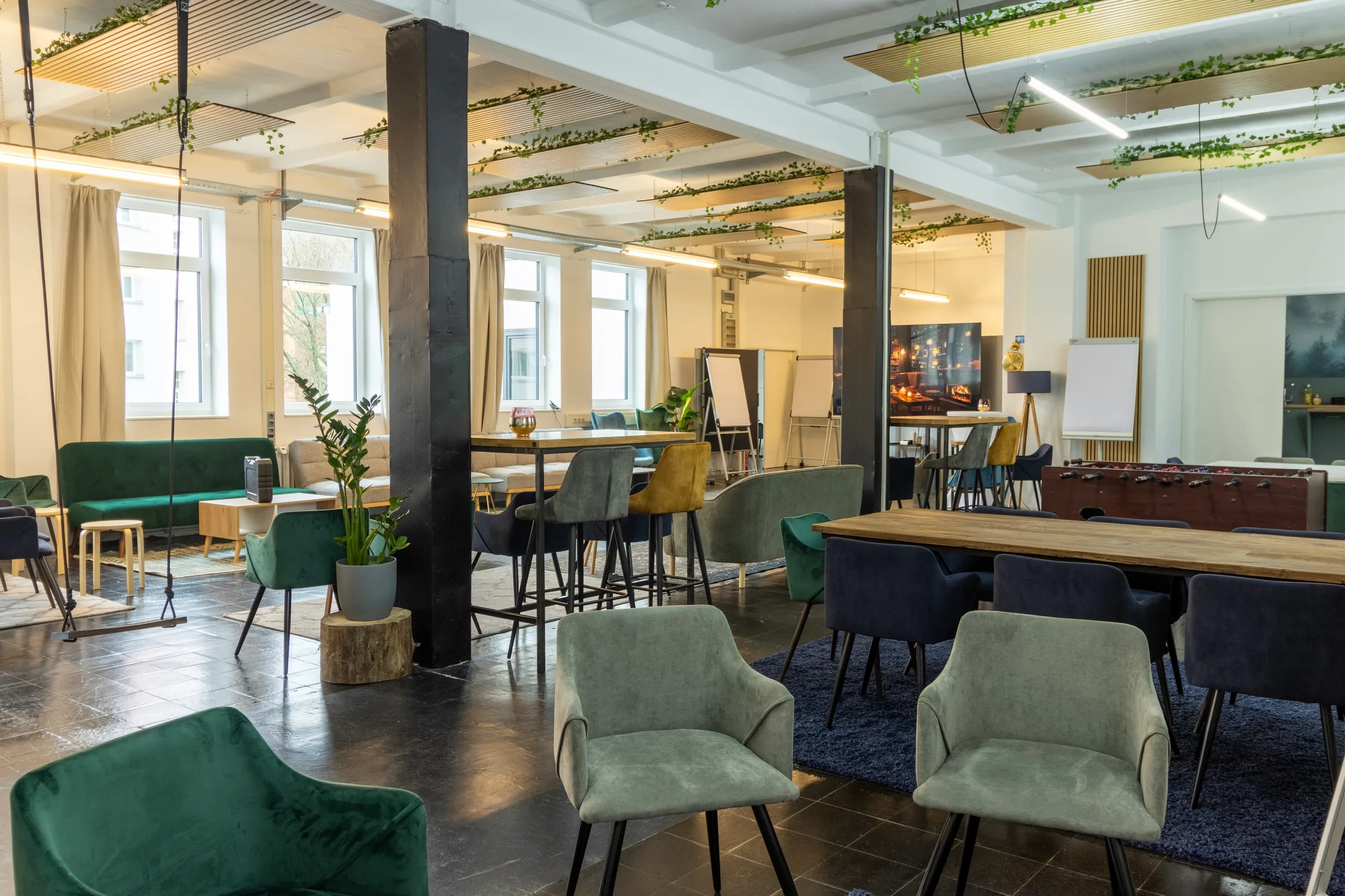 Loft-Fläche im Maschinenraum Hannover mit Lounge-Möbeln, Hochtischen und Workshop-Bestuhlung