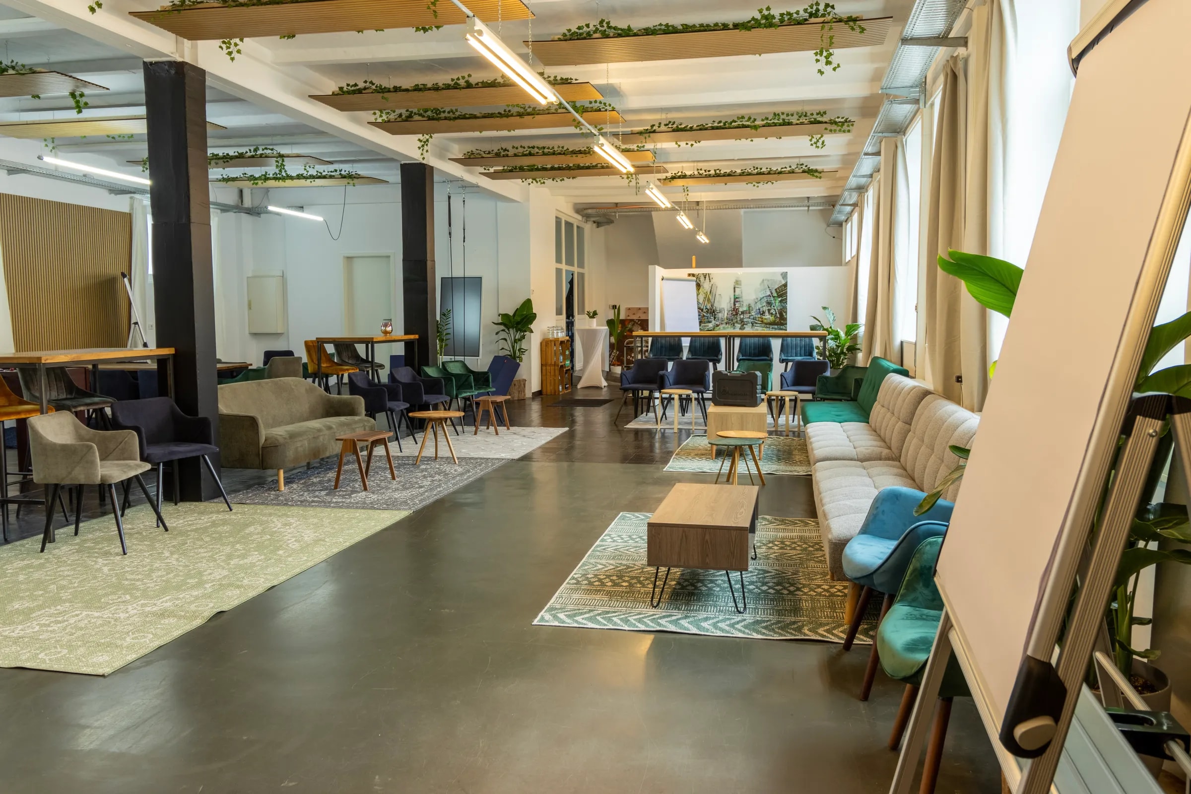 Workshopfläche im Maschinenraum Hannover mit Sofas, Sesseln und Flipchart