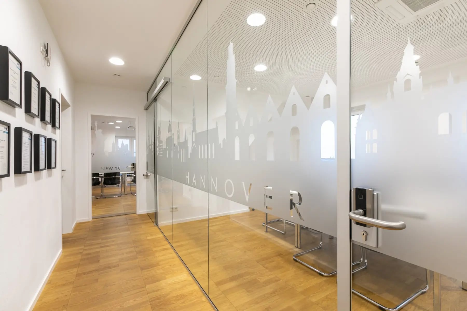 Flur im Seminarzentrum Kronenstraße 13 Hannover mit Glastür und Hannover-Silhouette